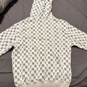 This hoodie is printed with the brand logo, which is very fashionable.